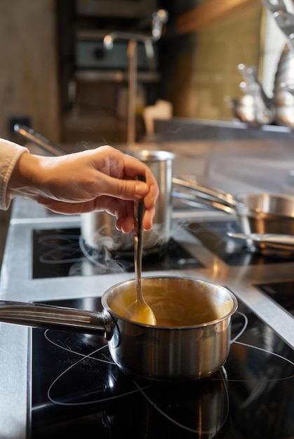 Bucătar pregătind farfurie